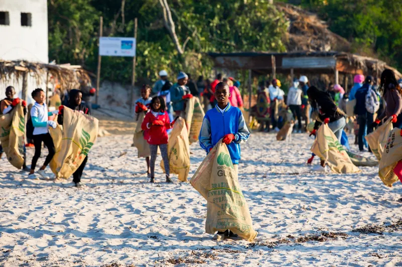 Voluntários numa acção de limpeza da praia em Vilankulo